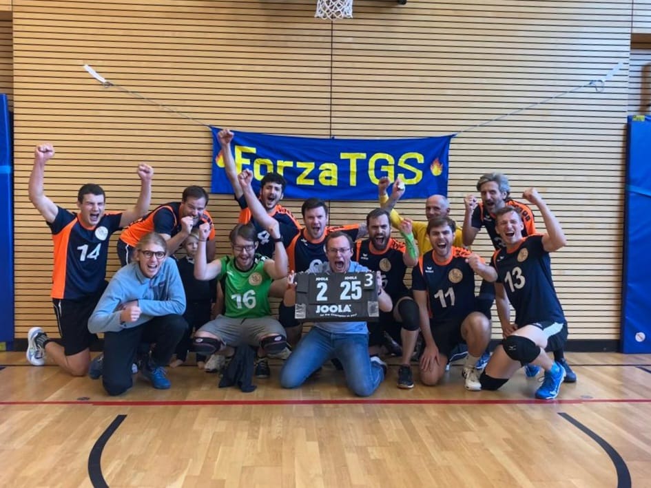 Die Volleybal Herren Mannschaft nach einem eindeutigen Heimsieg